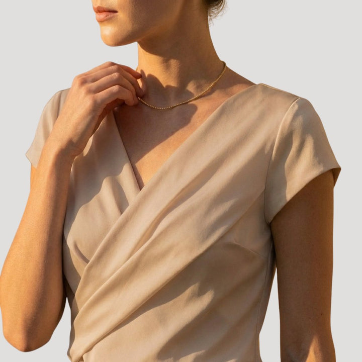 Elegante Damen Wickelbluse, klassisches Kurzarm-Oberteil für Damen, vielseitig für Büro und Freizeit kombinierbar.