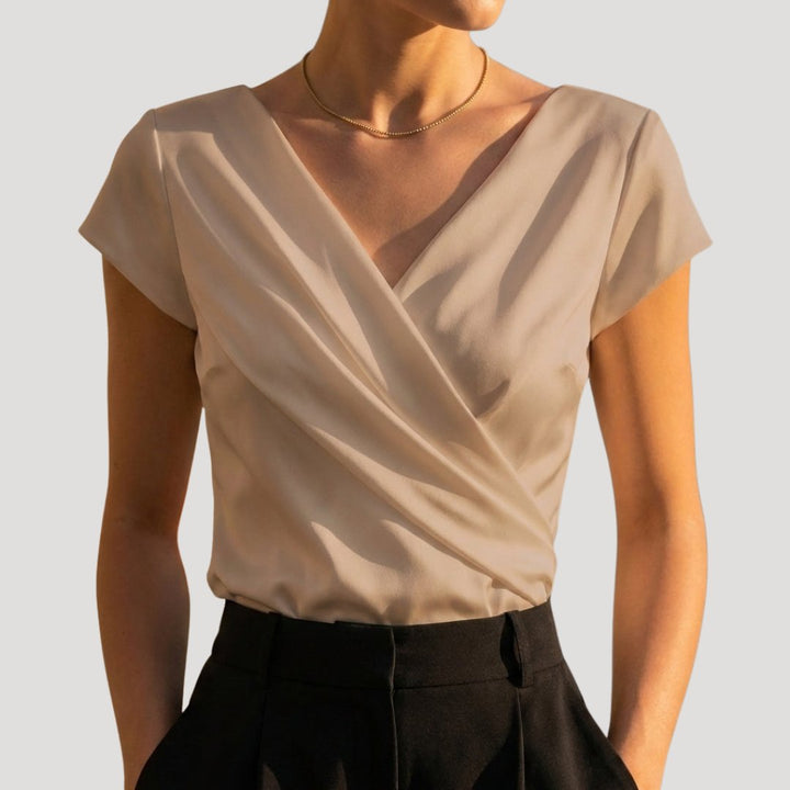 Schmeichelhafte Damen Wickelbluse im eleganten Stil, ideal als bürotaugliches Oberteil oder für die Freizeit.