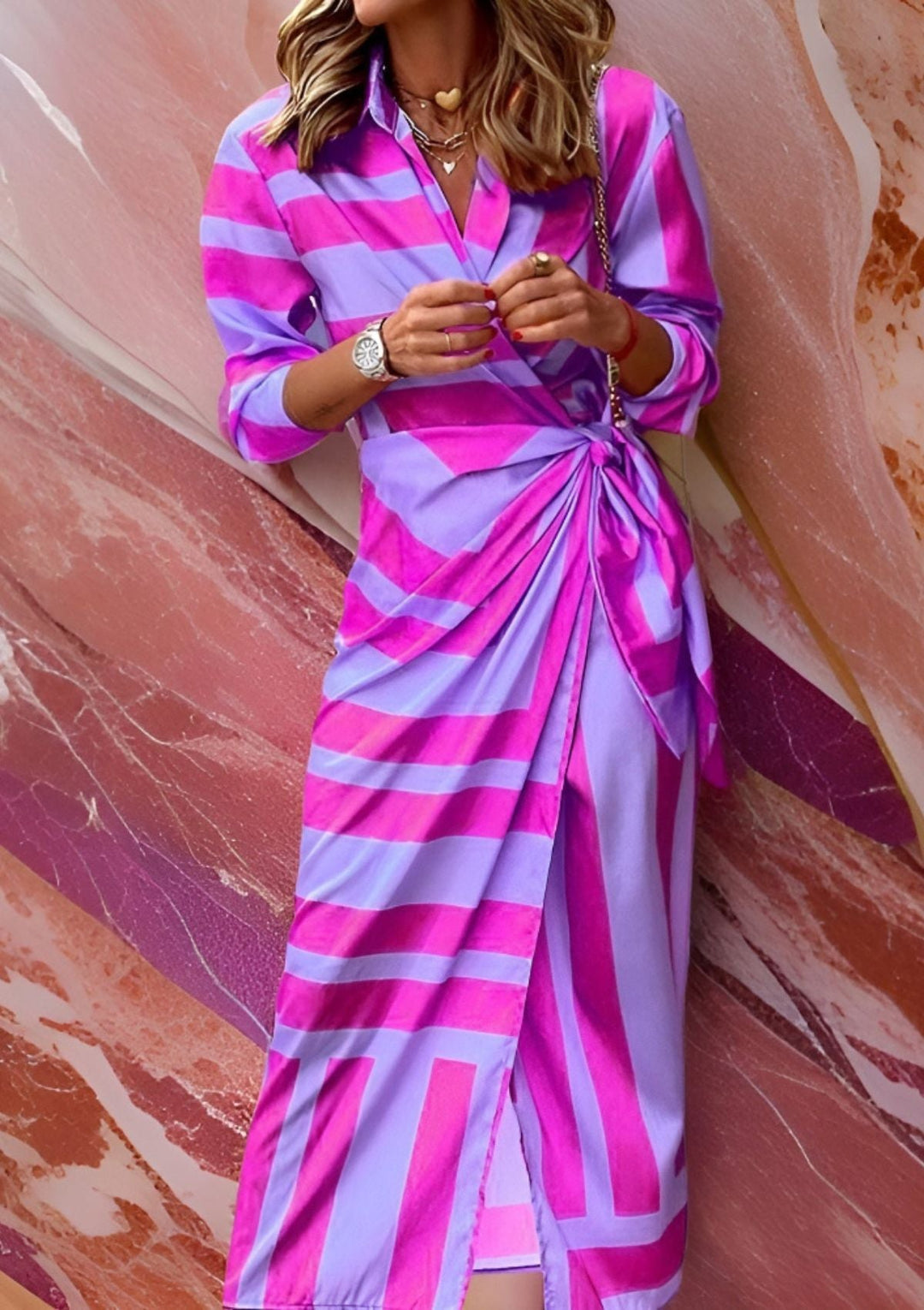 Damen Wickelkleid mit Muster, kombiniert mit Accessoires für einen eleganten Hochzeitsgast-Look.