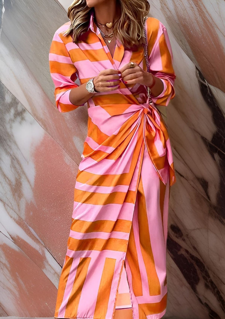 Damen Wickelkleid, mehrfarbig gemustert, elegant für Herbsthochzeiten und festliche Anlässe.