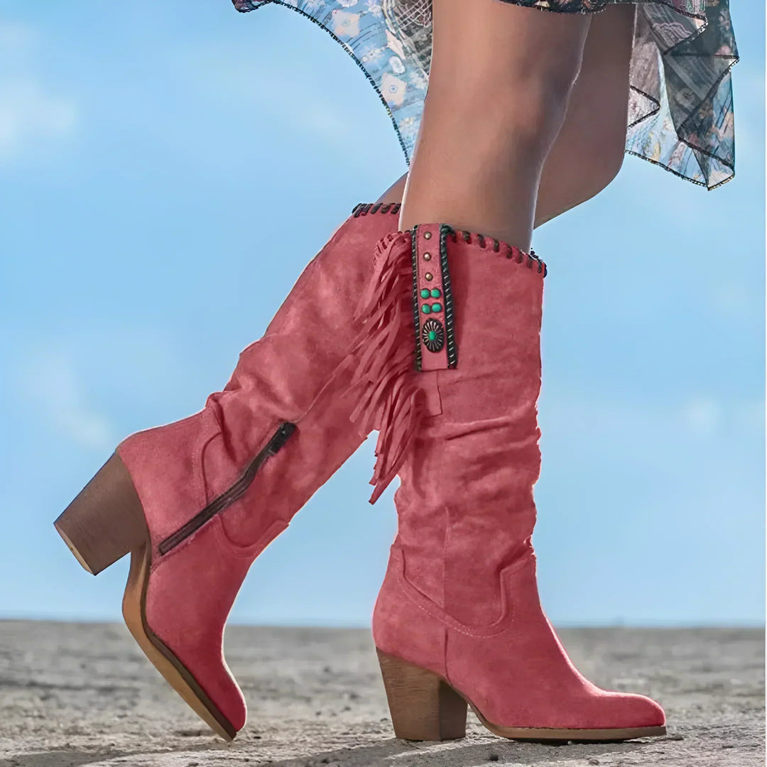 Rote Damen Boots im klassischen Westernstil, ideal für kühne Auftritte. Stylische Damenschuhe mit Absatz.