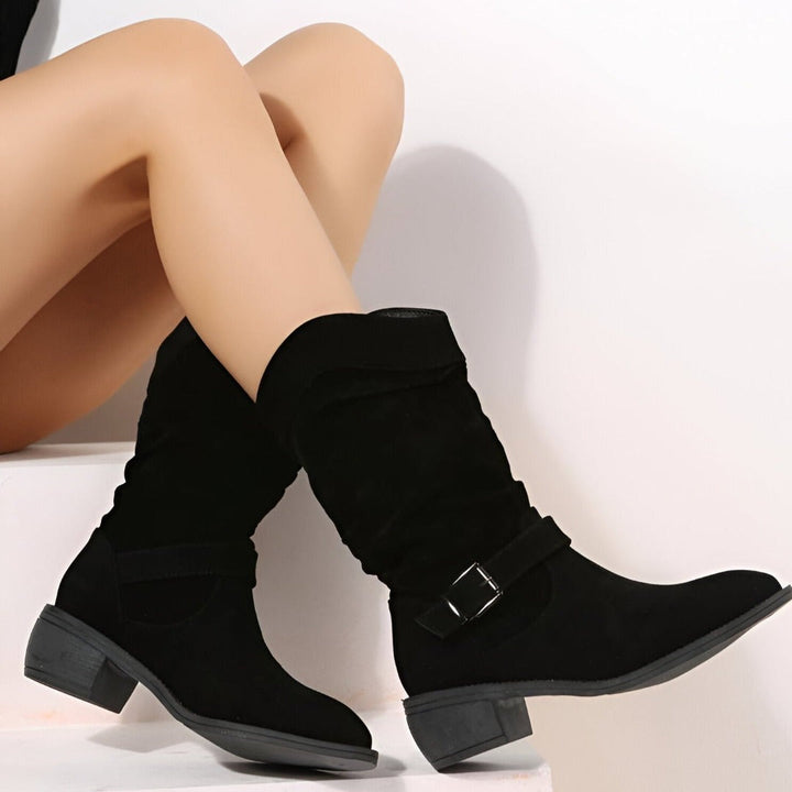Moderne Damen Stiefeletten, bequem und flach, ideal für elegante Herbst-Winter Outfits im Alltag.