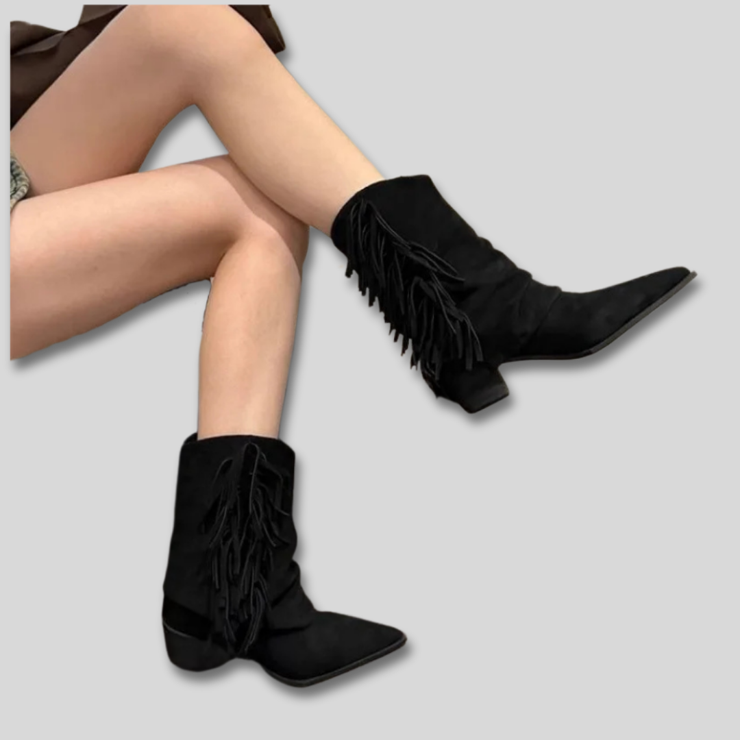 Stilvolle Damen Western Stiefeletten mit Blockabsatz, spitze Zehe und Fransen, die Eleganz & Komfort vereinen.