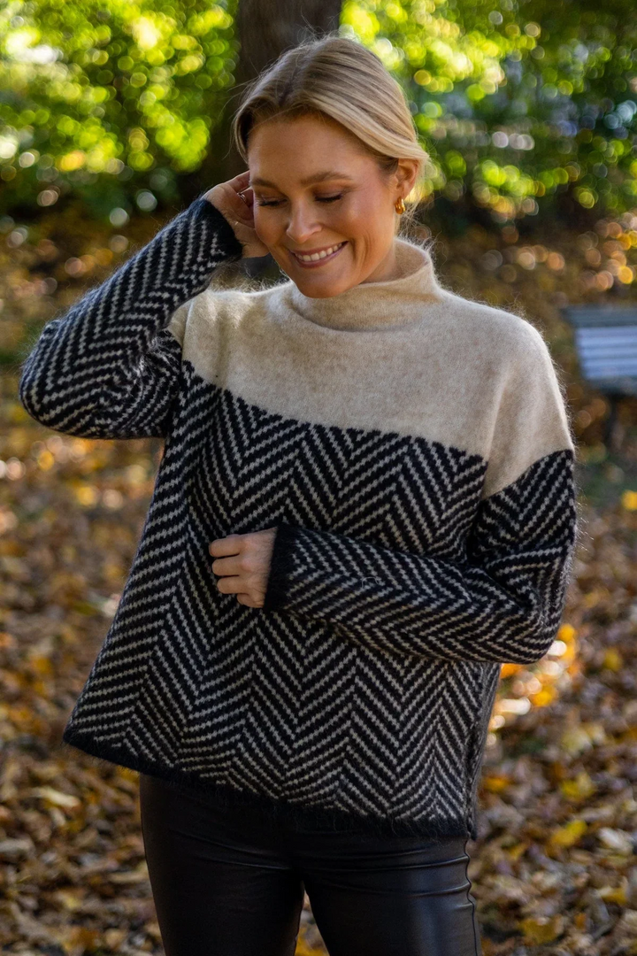 Lila Damen Rollkragenpullover aus Strick; warmer, eleganter Winterpullover, vielseitig für Freizeit & Büro.