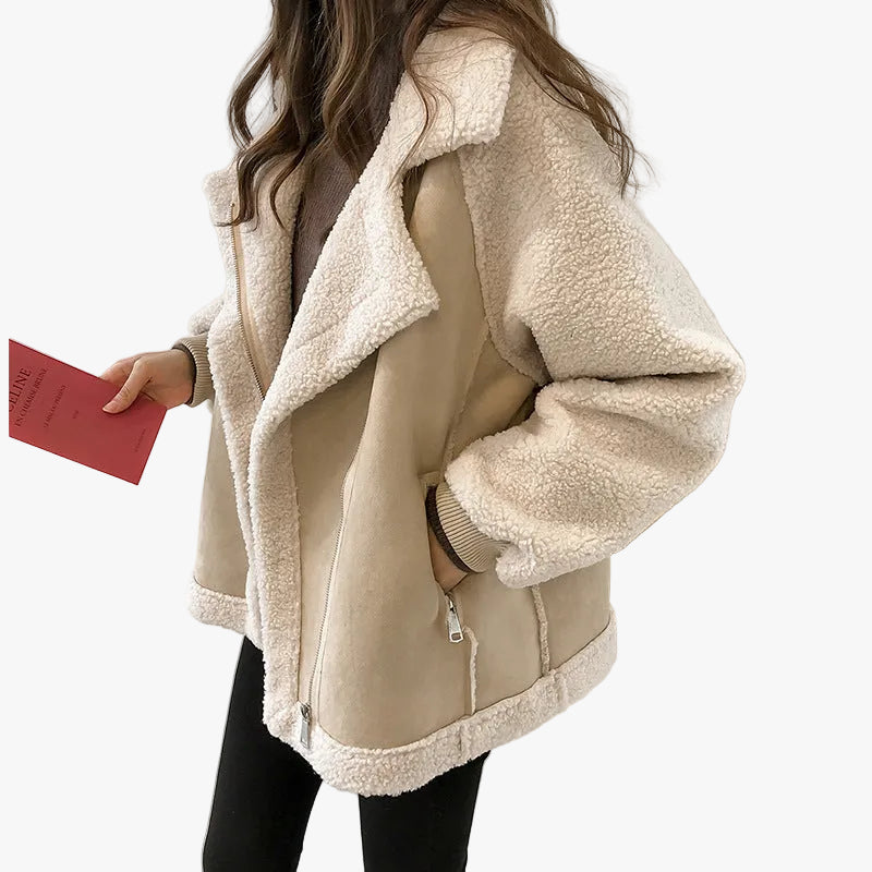 Warme Damen Winterjacke im Lammfell-Stil, kuschelig und stylisch. Perfekte Oberbekleidung für Herbst & Winter.