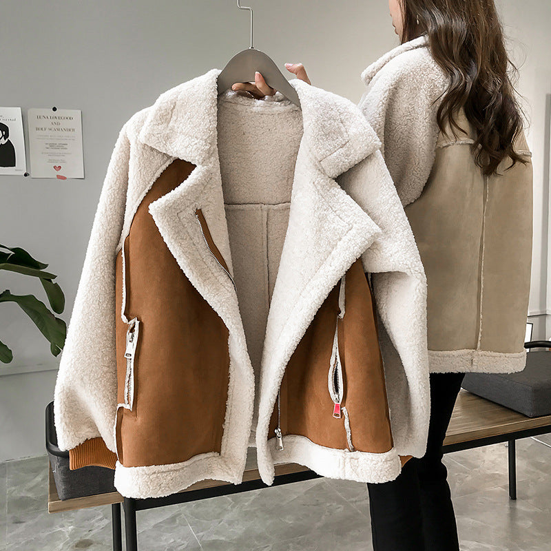 Damen Teddy-Jacke in Lammfell-Optik. Stylischer, warmer Wintermantel für einen lässigen Casual Look.