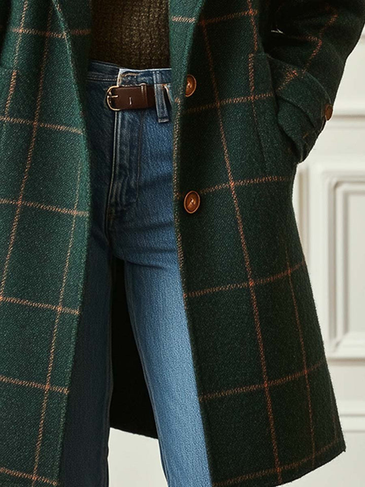 Zeitloser Damen Wintermantel im Retro-Stil. Dieser elegante Frauenmantel hält warm und liegt im Trend für kalte Tage.