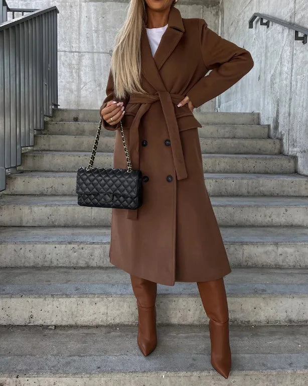 Model trägt eleganten Damen Langmantel; stilvolle Wintermode Oberbekleidung, klassischer Schnitt.