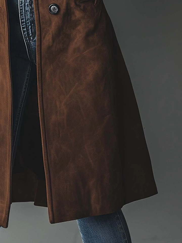 Klassischer Damen Wintermantel, Trenchcoat-Design. Zeitlose Eleganz und wohlige Wärme für Outdoor-Mode.