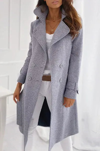 Damen Wintermantel im klassischen Stil für kalte Tage, warm und elegant, ideal für Wintermode-Outfits.