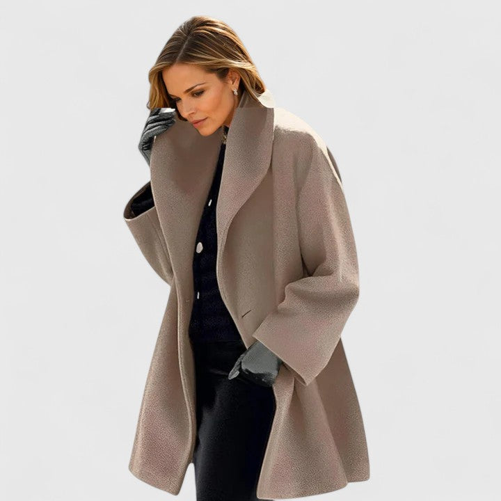 Stylischer Damen Herbst- & Wintermantel mit Knopfleiste; ein vielseitiges Oberbekleidungsstück für Eleganz.