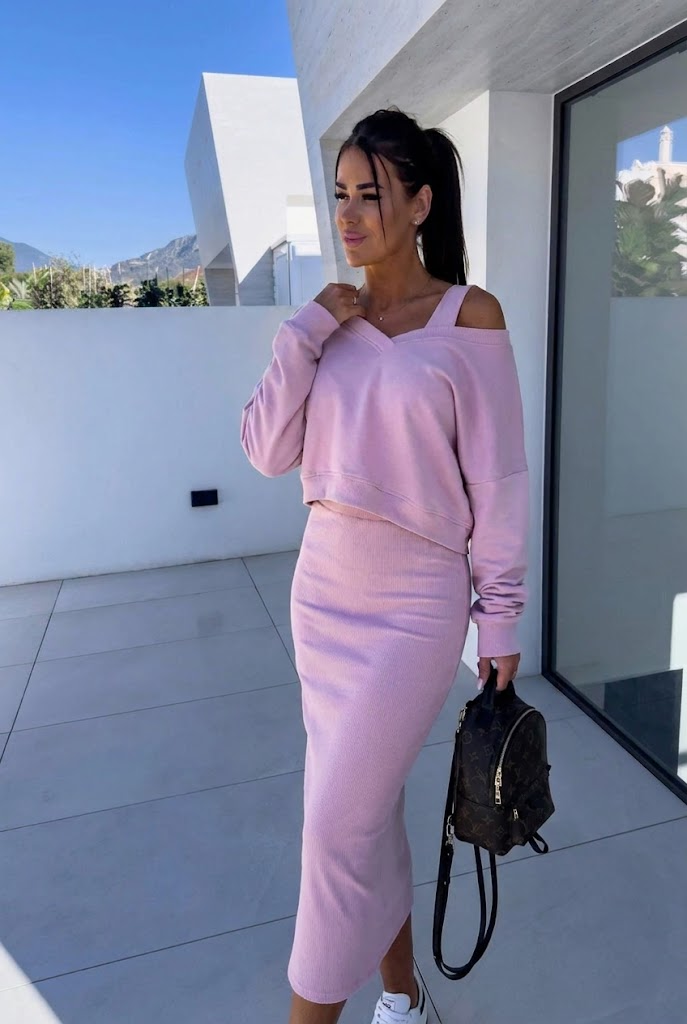 Modell trägt lässiges Damen Zweiteiler Outfit, perfekt für Alltagsmode und Frühling.