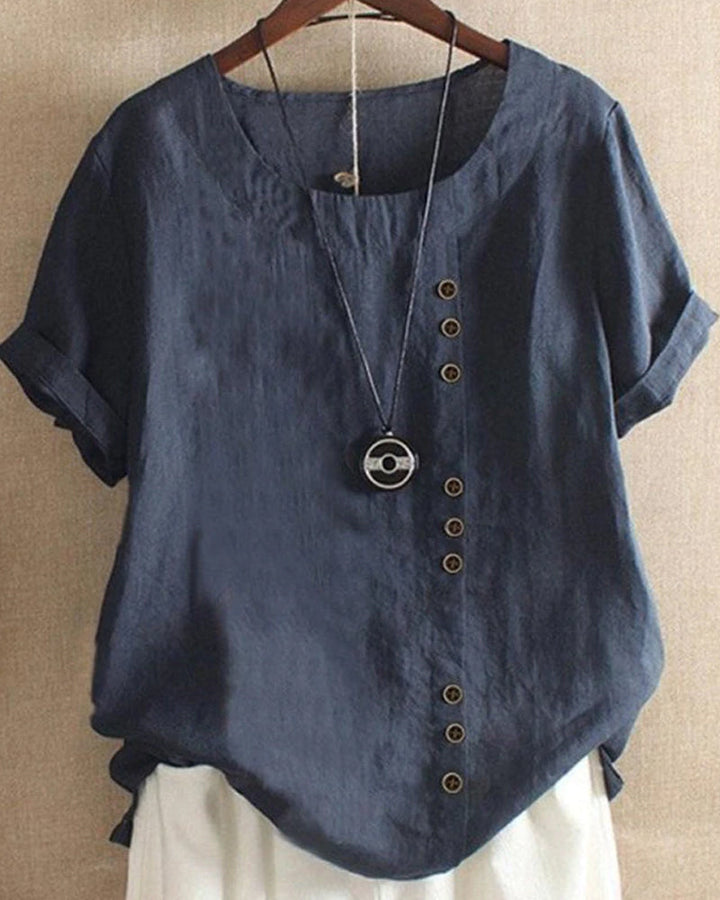 Damenbluse Nora elegant gestylt: Modell kombiniert sie mit Rock & Schmuck für einen schicken Look.
