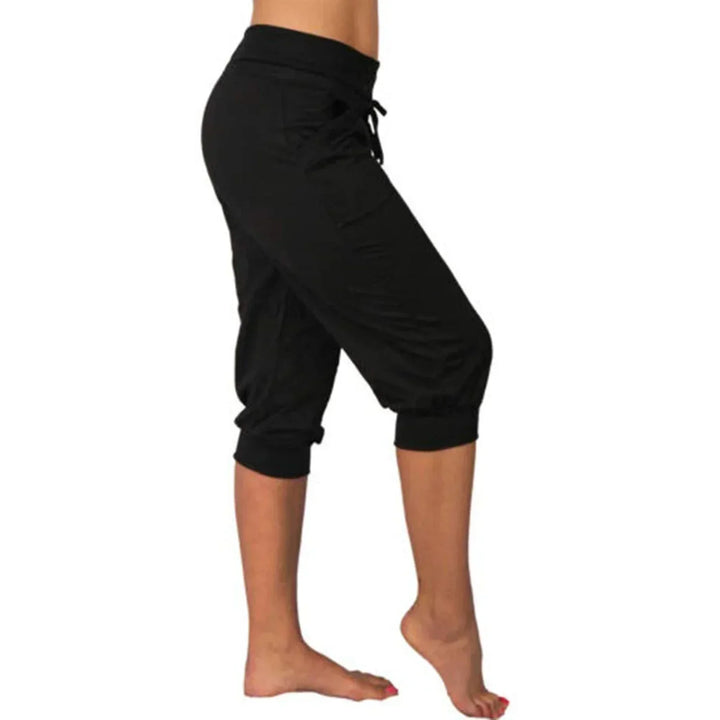 Komfortable Damen Caprihose in Schwarz mit Kordelzug, bequeme Passform für Freizeit & Sport.