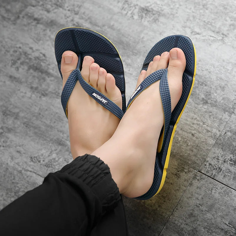 Stylische Herren Sandalen für Sommer und Freizeit, die Massage-Komfort und rutschfeste Sicherheit vereinen.