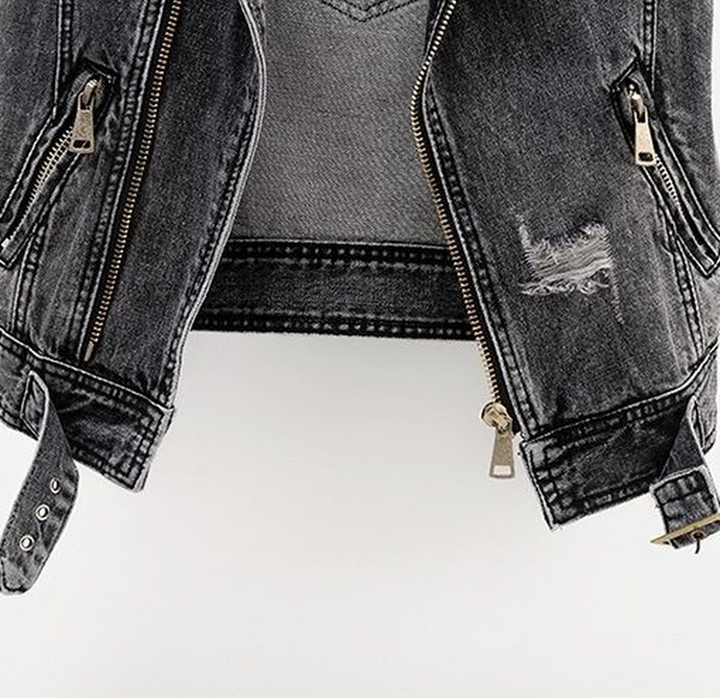 Modische graue ärmellose Jeans-Weste für Damen. Cooler Freizeit-Look mit Destroyed-Denim.