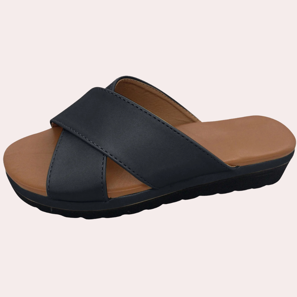 Stilvolle flache Damensandalen. Bequeme Nova Sommersandalen, ideal für Strand, Freizeit und elegante Sommeroutfits.