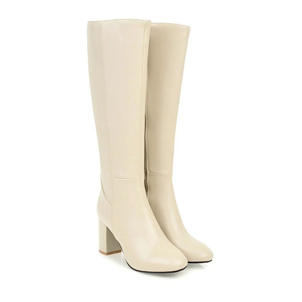 Elegante braune Damen Knielange Stiefel mit Absatz, bieten optimalen Komfort und zeitlosen Stil.