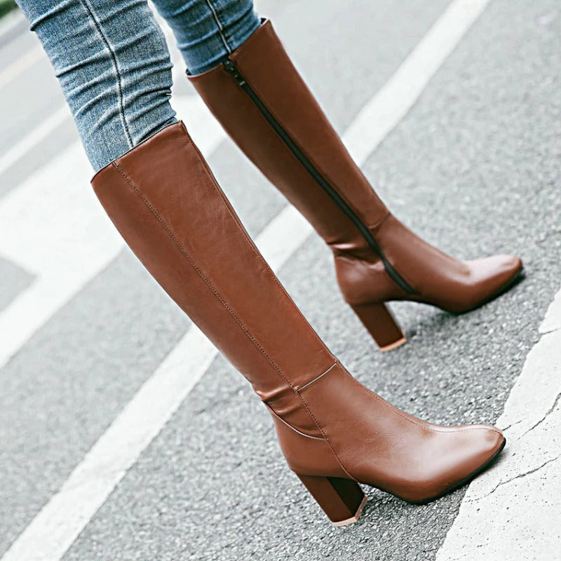 Komfortable beige Damen Knielange Stiefel mit robustem Absatz für stilvolle Auftritte.