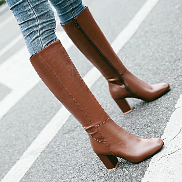 Komfortable beige Damen Knielange Stiefel mit robustem Absatz für stilvolle Auftritte.