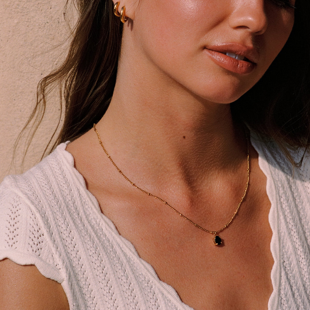 Wasserfeste & hypoallergene Damen Goldhalskette mit glänzendem schwarzem CZ-Anhänger, ideal als Alltagsaccessoire.