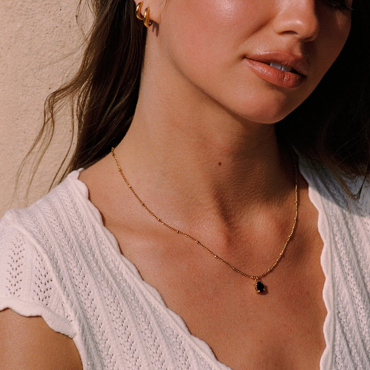 Wasserfeste & hypoallergene Damen Goldhalskette mit glänzendem schwarzem CZ-Anhänger, ideal als Alltagsaccessoire.