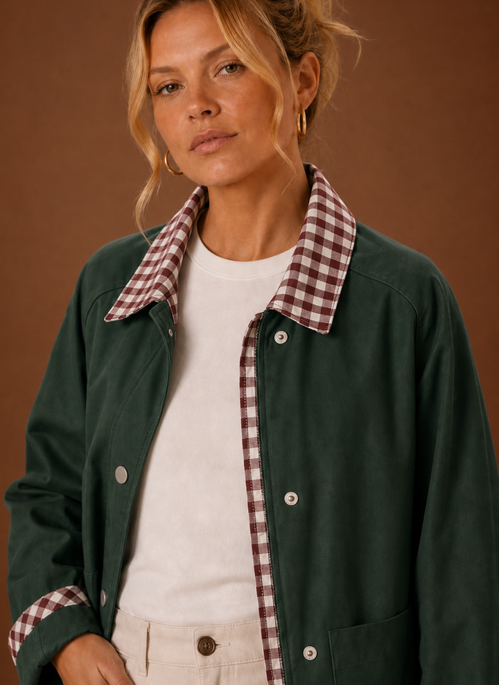 Damen Fieldjacke: Klassischer Schnitt, karierter Kragen, bequeme Jacke für den Alltag.