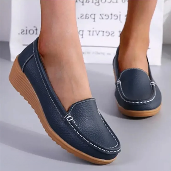 Orthopädische Damen Slipper für Komfort & Stil. Bequeme, leichte Slip-On Freizeitschuhe mit rutschfester Sohle.
