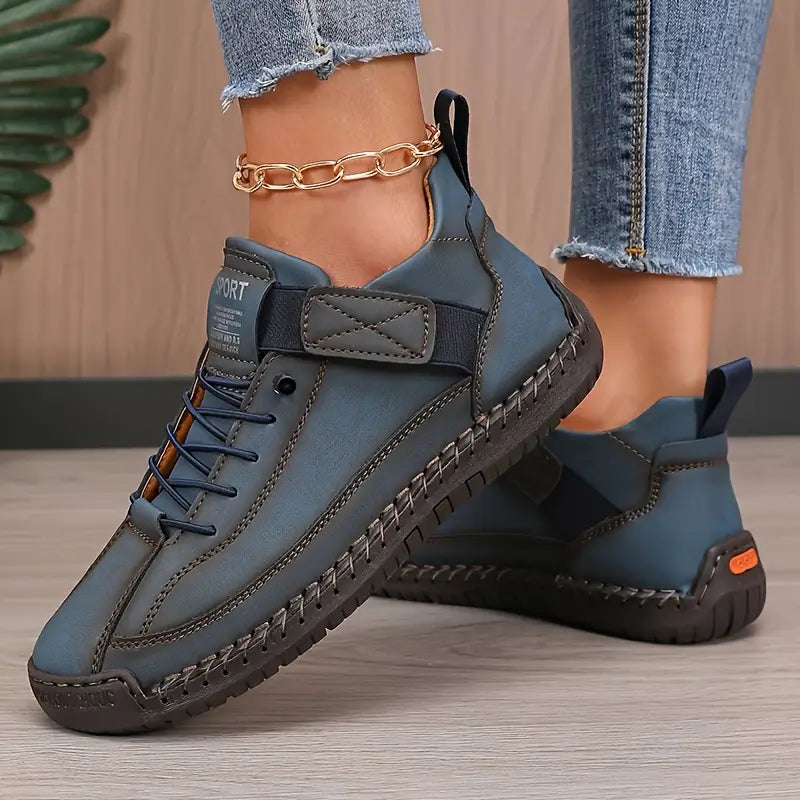 Sohlenansicht: Orthopädische Damen Walking Sneaker mit rutschfester Profilsohle und hervorragender Dämpfung.