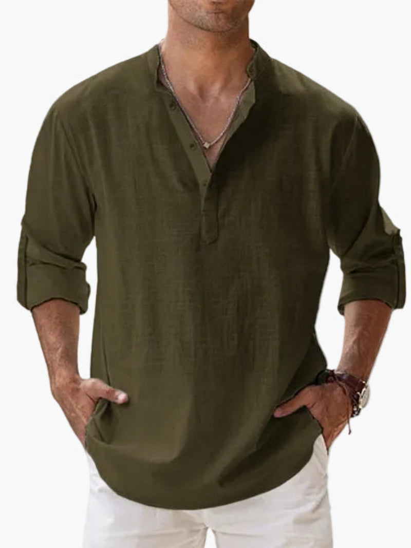 Mann in leichtem hellblauem Herren Henley Hemd mit Krempelärmeln, lässiger Sommer-Stil für entspannte Tage.