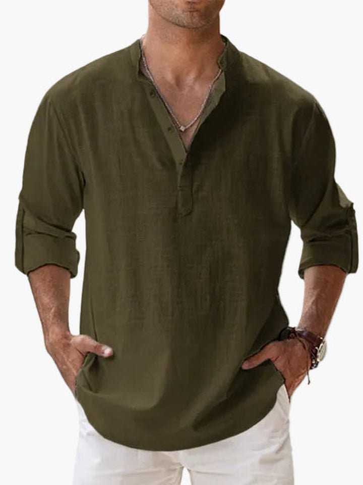 Mann in leichtem hellblauem Herren Henley Hemd mit Krempelärmeln, lässiger Sommer-Stil für entspannte Tage.