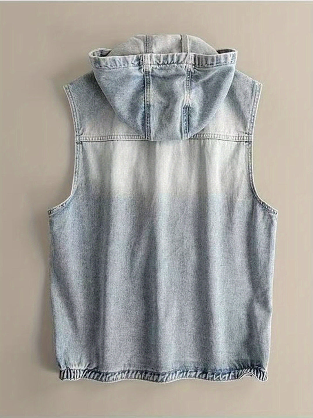 Herren Streetwear Jeansweste mit Kapuze. Ärmellose Denim-Weste, modern und bequem für Freizeit.