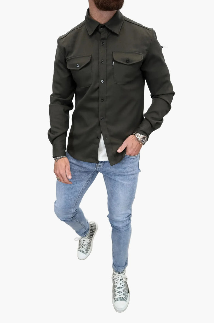 Rückenansicht des lässigen Herren Freizeithemds mit Brusttaschen. Modernes, vielseitiges Oberteil für stylische Herrenmode.