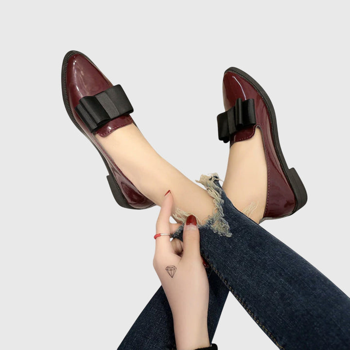 Ein Paar elegante Damen Slip-On Loafer von oben. Komfortable und flache Schuhe für Damen, ideal für Freizeit.