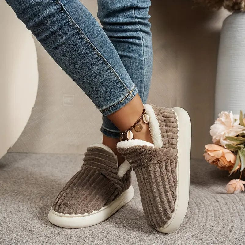 Warme Slipper für Damen, weich gefüttert, perfekt für kalte Wintertage zuhause.