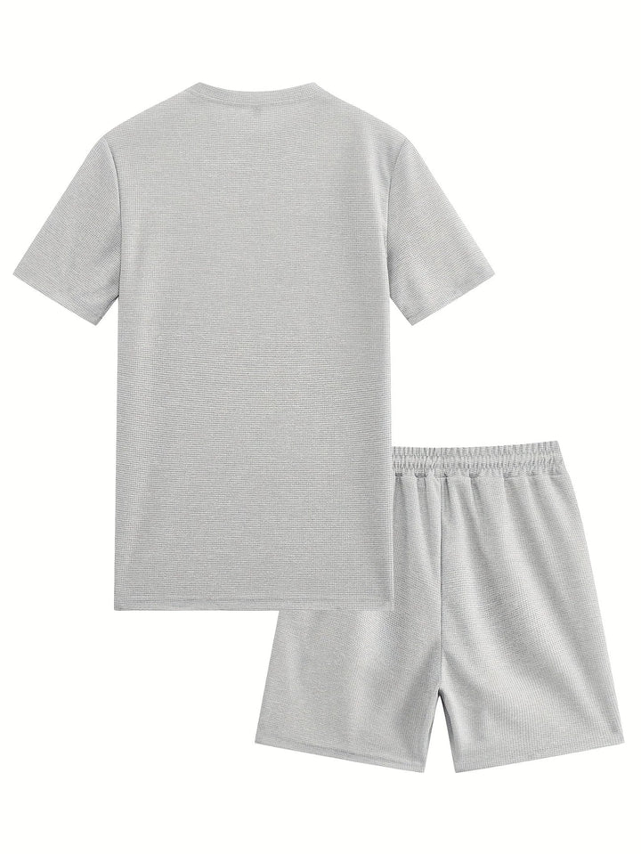 Herren Freizeitanzug mit atmungsaktivem T-Shirt und Shorts, ideal für warme Sommertage.