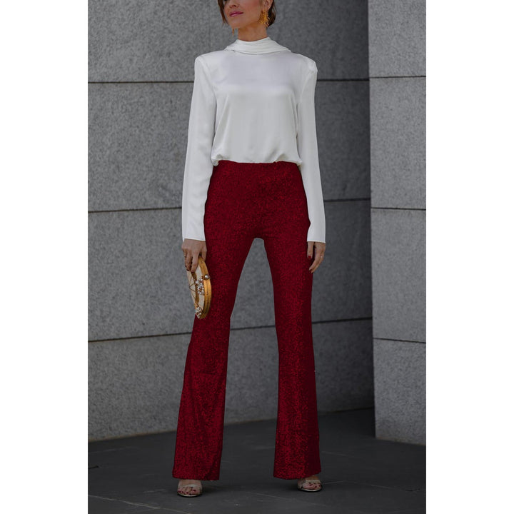 Funkelnde Damen Glitzerhose im Schlaghosen-Stil. Ideal für Partys, Abendmode & einen glamourösen Auftritt.