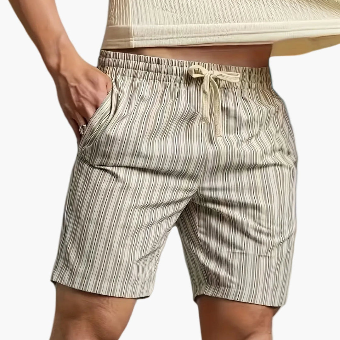 Stylische Herren Freizeit Bermuda mit Kordelzug. Komfortable Shorts mit Streifenmuster für Sommer, Golf & Alltag.