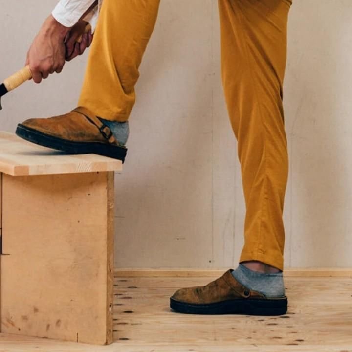 Ein Paar Lennart Herren Clogs, vielseitig einsetzbar als Hausschuhe oder bequeme Freizeitschuhe für Herren.