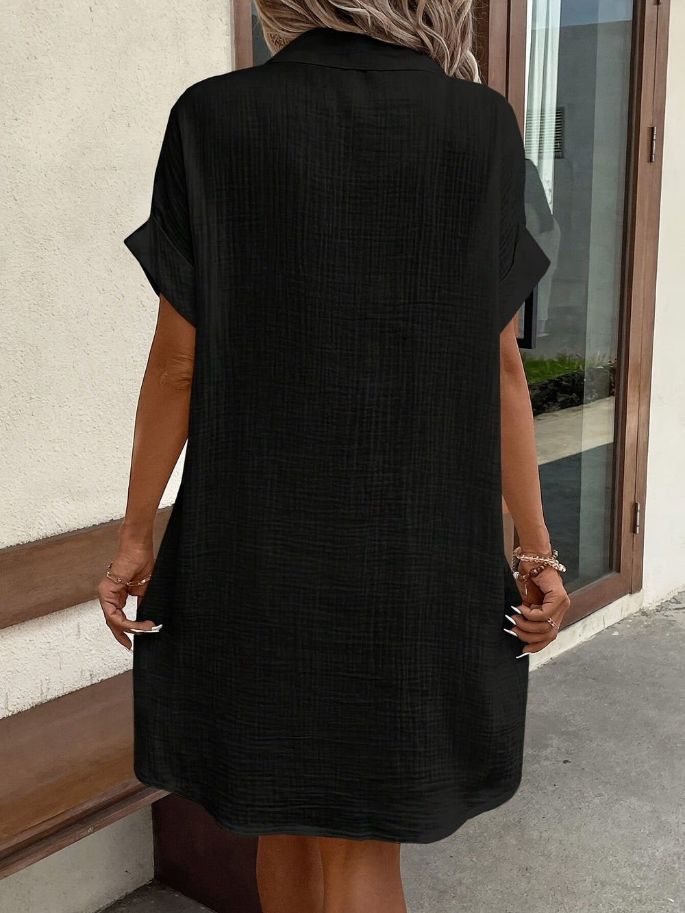 Stilvolles Damen Tunikakleid mit Knopfleiste, Kurzarm & praktischen Taschen. Ideal für den Sommer.