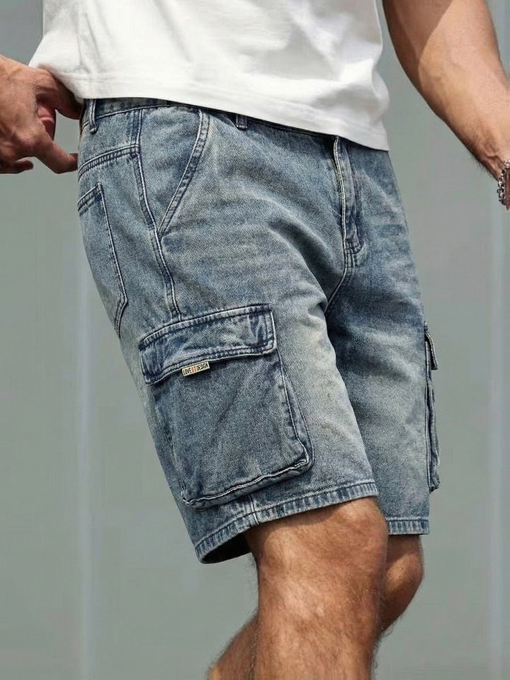Blaue Herren Cargo Shorts, lässig und robust. Kurze Hose mit seitlichen Taschen, perfekt für Freizeit und Alltag im Sommer.