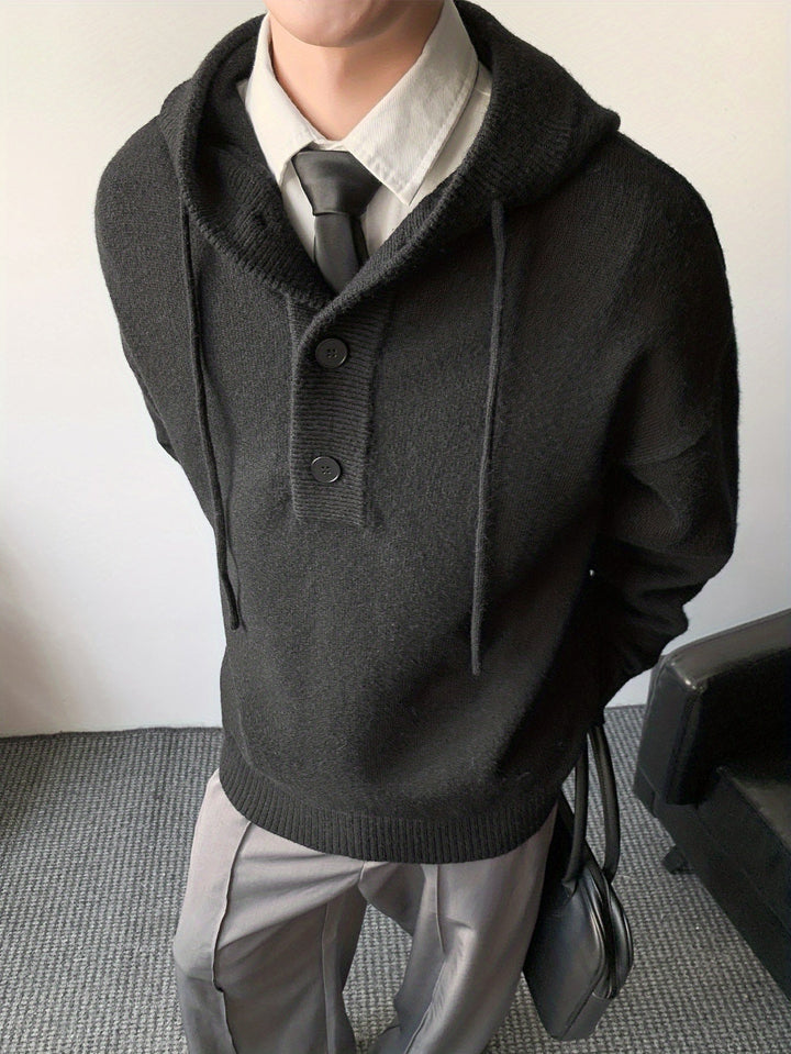 Nahaufnahme der Knopfleiste am dunkelgrauen Herren Strick Hoodie, hochwertiger Kapuzenpullover.