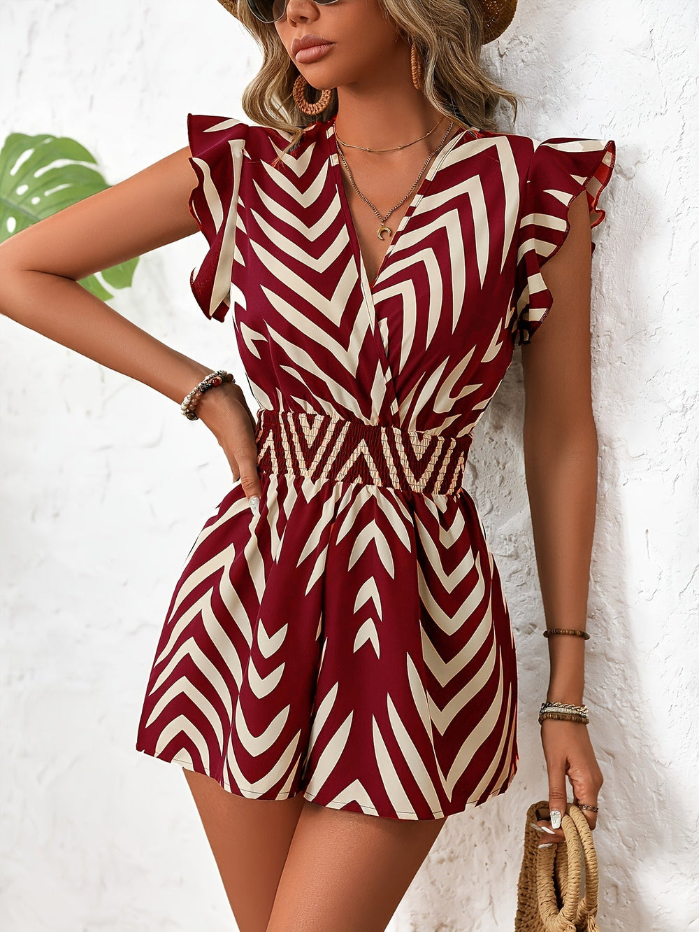 Eleganter Damen Playsuit mit Chevron-Muster, V-Ausschnitt & Rüschenärmeln. Leichter Sommer Einteiler.