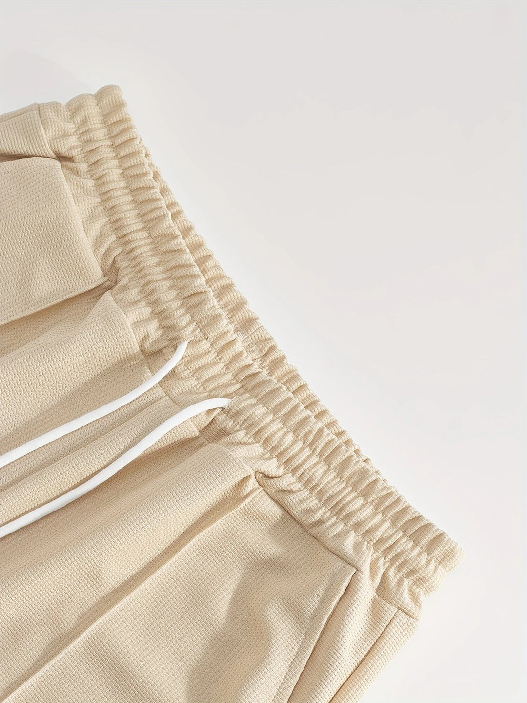 Atmungsaktives Herren Sportset, bestehend aus Sportshirt und kurzer Hose, für maximalen Tragekomfort.