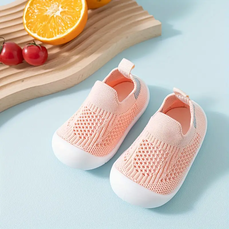 Kind in StepEase Barfußschuhen beim Laufen. Flexible, leichte Sneaker für natürliche Fußentwicklung.