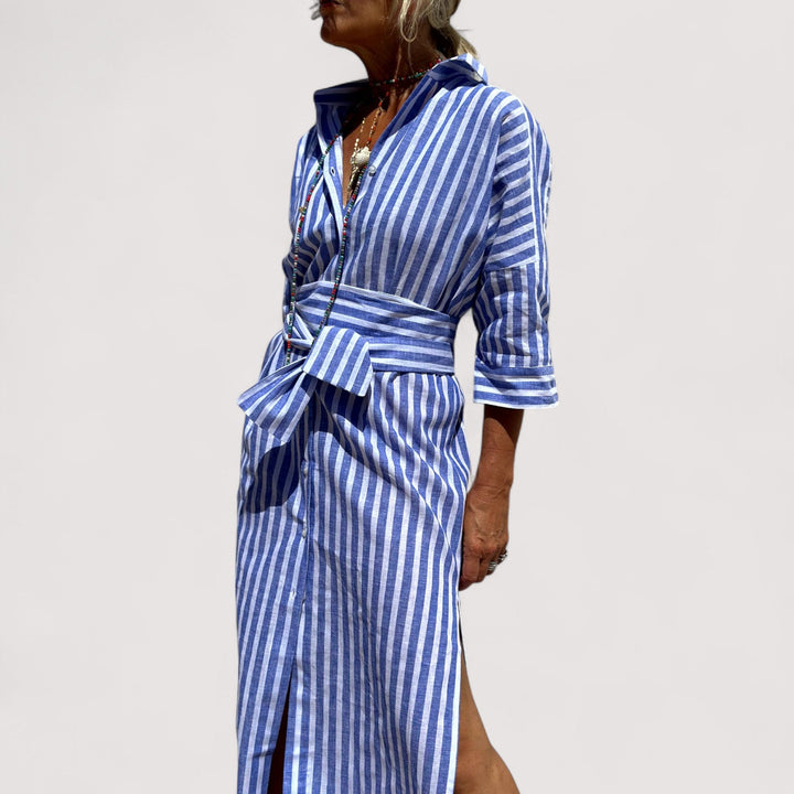 Rückansicht eines gestreiften Damen Hemdblusenkleides. Locker, leicht & vielseitig. Atmungsaktives Sommer-Freizeitkleid.
