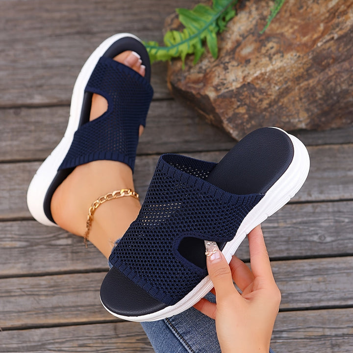 Detailansicht sportlicher Slip-On Damensandalen. Atmungsaktive Bequemschuhe für Sommer, Urlaub & Freizeit.