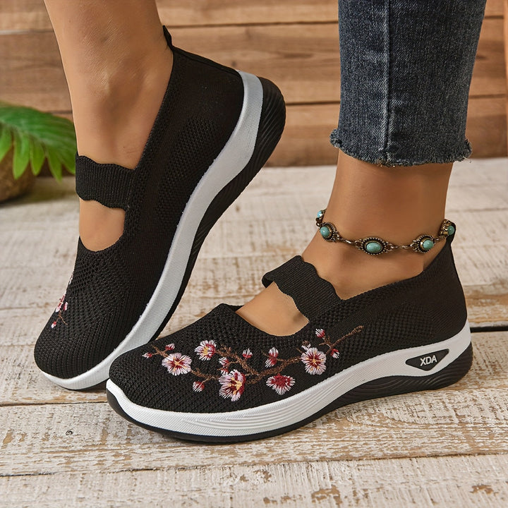 Ein Paar bequeme Damen Komfort-Sneaker mit floraler Stickerei, ideal für entspannte Frühlings-Spaziergänge.