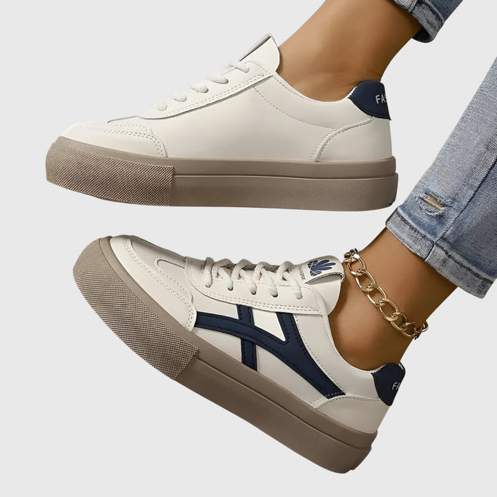 Seitenansicht der ergonomischen Damenschuhe mit unterstützender Sohle. Bequeme Freizeitschuhe für Gesundheit.