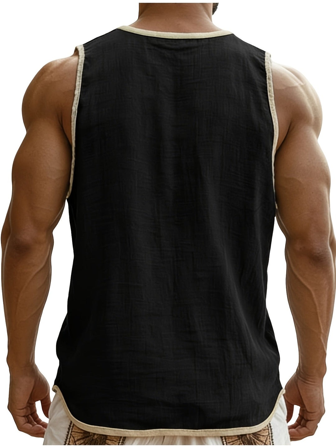Rückenansicht eines ärmellosen Herren Henley-Shirts, locker fallend für maximalen Komfort.